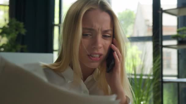 Mulher Negócios Caucasiana Falar Telefone Celular Argumentando Emoção Negativa Insatisfeito — Vídeo de Stock