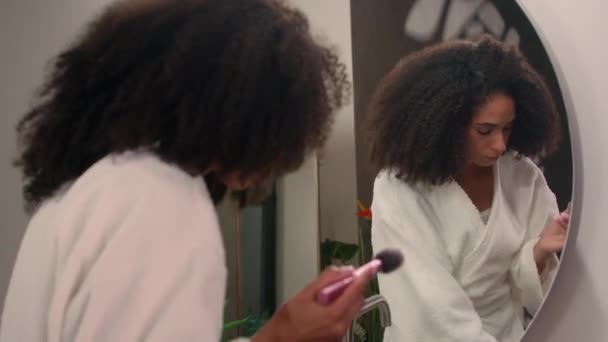 Piękna Afroamerykanka Późno Randki Dziewczyna Szlafroku Domu Lustro Refleksji Zastosować — Wideo stockowe