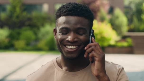Afroamericano Feliz Riendo Sonriente Alegre Hombre Étnico Hablando Móvil Chico — Vídeos de Stock