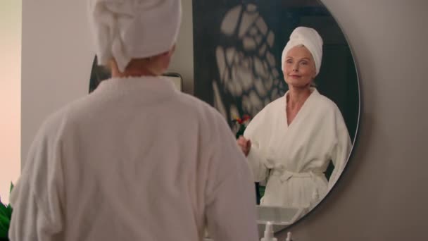 Kadın Güzellik Spa Prosedürü Yaşlanma Karşıtı Cilt Bakımı Duştan Sonra — Stok video
