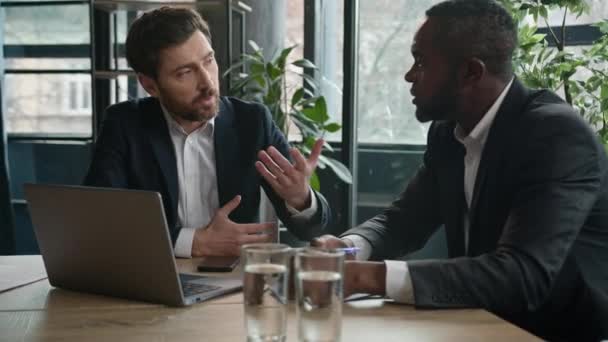 Два Разноплановых Бизнесмена Обсуждают Корпоративную Проблему Ноутбука Офисе Решая Проблемы — стоковое видео