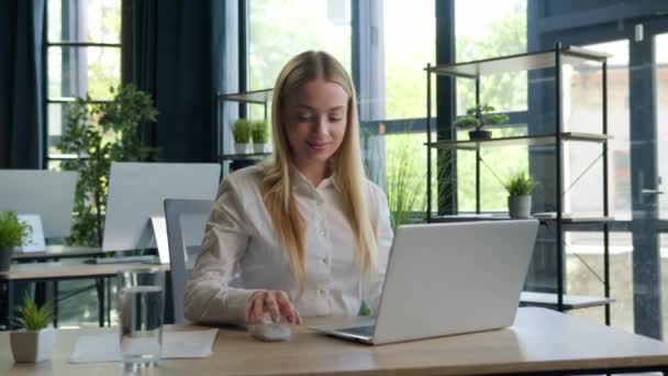 商业肖像办公室职员白种人女士快乐姑娘商业女经理领导雇主成功的商业企业家在笔记本电脑上工作桌上打字在线项目微笑 — 图库视频影像