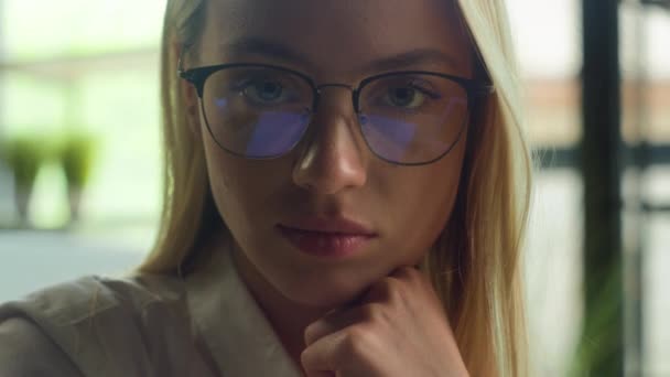 クローズアップ成功したビジネスウーマンコーカサスガール メガネでカメラビジネスの肖像画を見ようと魅力的な女性学生雇用主オフィスマネージャー 眼鏡で教師 — ストック動画