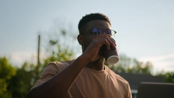 Afrika Kökenli Amerikalı Erkek Öğrenci Güneş Işığı Işınlarıyla Rahatlıyor Açık — Stok video