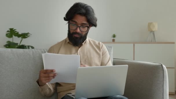 Arabisch Indischen Mann Arbeiten Von Hause Aus Sprechen Videoanruf Mit — Stockvideo
