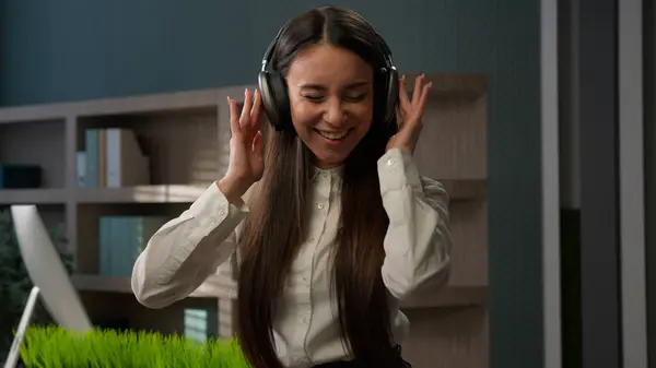 Kafkasyalı Kadını Kulaklıklı Kız Modern Ofiste Müzik Dinliyor Kaygısız Dans — Stok fotoğraf
