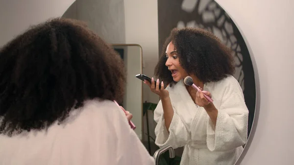 Bella Donna Afro Americana Ragazza Etnica Bagno Casa Guardando Specchio — Foto Stock
