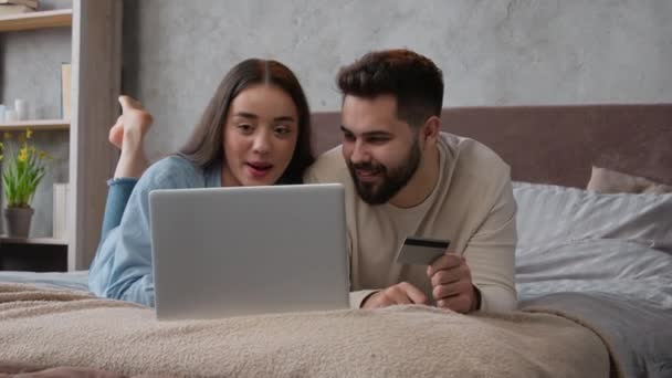 Kaukázusi Boldog Pár Férfi Pihenni Ágyban Laptoppal Vásárlás Online Használat — Stock videók