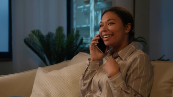 Niesamowite Emocje Afroamerykanka Etniczne Radosne Dziewczyna Rozmawiać Telefon Komórkowy Godzinach — Wideo stockowe