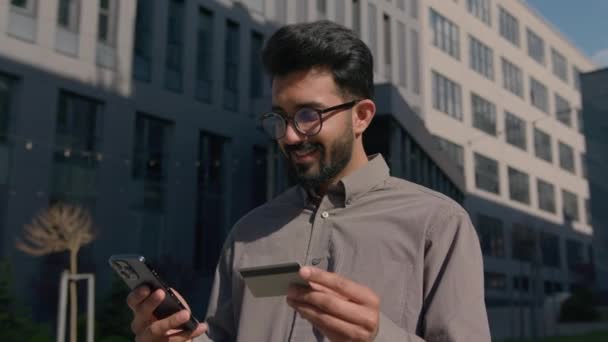 Indiai Férfi Arab Üzletember Ügyfél Használja Mobiltelefon Adja Meg Számát — Stock videók