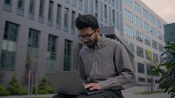 Upsetの実業家インドのアラビア人経営幹部は ラップトップのトラブルを心配するビジネス上の問題を失う 悪いニュースを受け取る オフィス会社の絶望ストレスの近くの都市で働く迷惑な男 — ストック動画