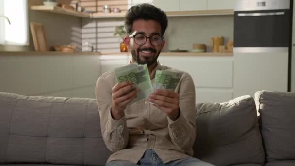 Glad Rik Man Arabiska Indiska Förmögna Affärsman Räknar Pengar Kontant — Stockvideo