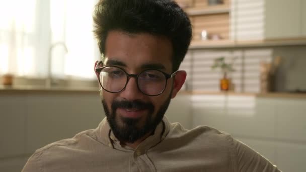 Porträtt Arabian Muslim Man Frilansare Indiska Make Pojkvän Hemma Kök — Stockvideo
