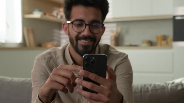 Indický Arabský Tisíciletý Chlap Šťastný Usměvavý Muž Volné Noze Gauči — Stock video