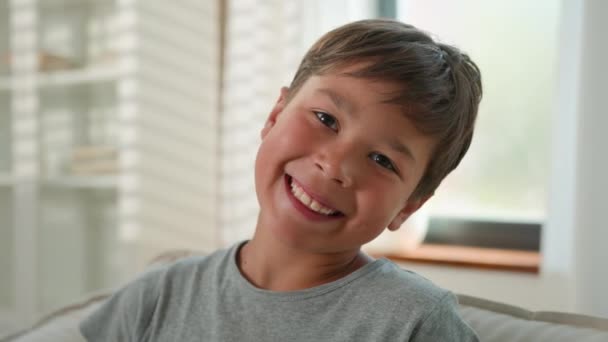 Крупним Планом Дитячий Портрет Щасливий Смішний Маленький Хлопчик Кавказька Чоловіча — стокове відео