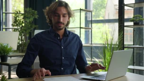 Spaanse Man Werkt Met Corporate Documenten Verkoop Business Onderzoek Arabische — Stockvideo