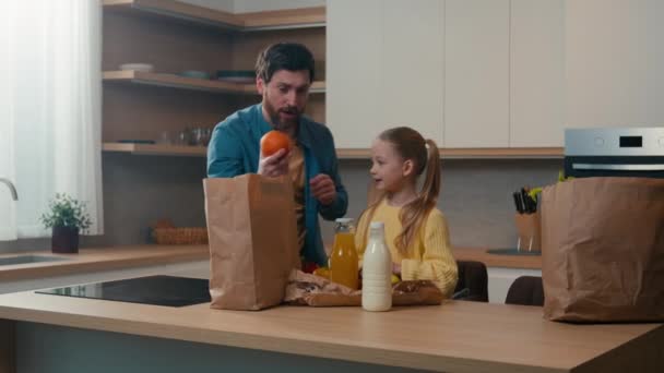 Szczęśliwa Rodzina Domu Kuchnia Rozpakowywanie Torba Zakupy Towary Butelką Mleka — Wideo stockowe