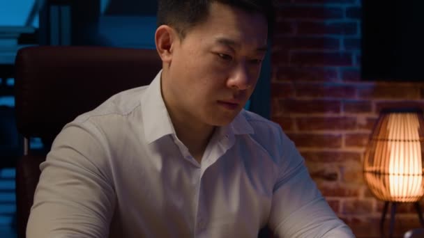 Agotado Fatigado Cansado Asiático Hombre Gerente Oficina Trabajador Noche Noche — Vídeos de Stock