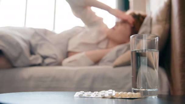 Vidro Água Medicamentos Cura Remédio Pílulas Mesa Doente Menina Caucasiana — Vídeo de Stock