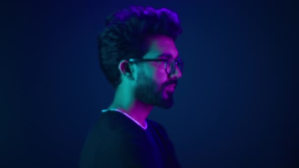 Neon Ultraviyole Mavisi Arka Plandaki Erkek Portresini Kapat Müslüman Arap — Stok video