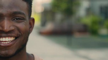 Yarısı Afrikalı Amerikalı etnik üniversite öğrencisiyle, işadamıyla, işadamıyla, şehirde poz veren, gülen dişlek, gülen yüzlü, gülen yüzlü, gülümseyen yüzle, boş kopya alanla yüzleşecek.