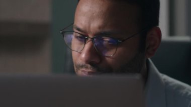 Düşünceli erkek ofis çalışanı laptopta kötü haberler okuyor. Düşünceli Hintli Amerikalı iş adamı sorunların çözümünü düşünüyor. Endişe, endişe, endişe, iş, veri kaybı.