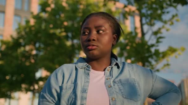 Afro Amerikaanse Verdrietige Boze Vrouw Student Meisje Boos Bezorgd Ontevreden — Stockvideo