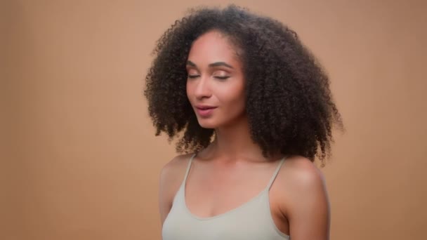 African American Modell Kvinna Vacker Attraktiv Flicka Beige Studio Bakgrund — Stockvideo