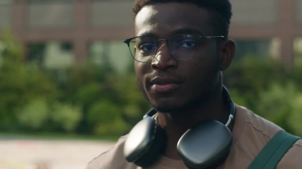 Close Retrato Livre Parque Cidade Africano Americano Estudante Universitário Cara — Vídeo de Stock