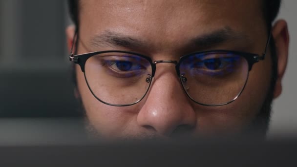Zbliżenie Skoncentrowane Męskie Oczy Okularach Patrząc Monitor Laptopa Odbicie Światła — Wideo stockowe