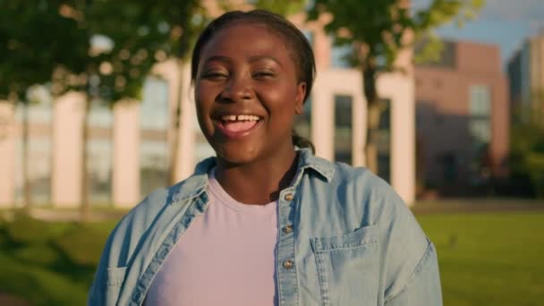 Αφρο Αμερικανίδα Φοιτήτρια Κοπέλα Στο Εξωτερικό Κοντά Στο Πανεπιστήμιο Κολέγιο — Αρχείο Βίντεο