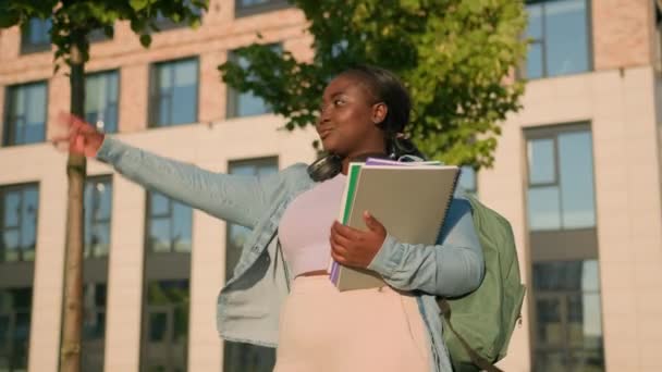 Afroamerikanerin University College Campus Studentin Schülerin Mit Büchern Schultasche Kopfhörer — Stockvideo
