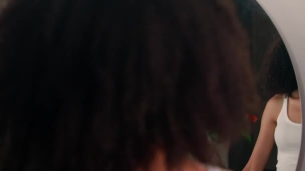 Reflectie Afro Amerikaanse Etnische Vrouw Mooi Meisje Aantrekkelijk Dame Benadering — Stockvideo