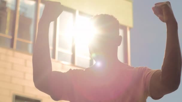 快乐的赢家成功的非洲裔美国大学生男生男生在户外城市教育中的成功好成绩在阳光下获胜手握冠军 — 图库视频影像