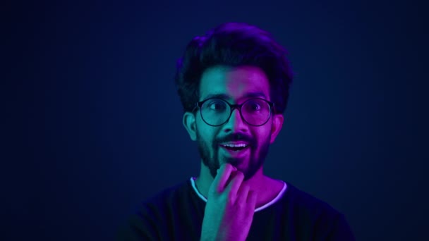 Närbild Man Porträtt Neon Studio Ultraviolett Bakgrund Blå Bakgrund Arabiska — Stockvideo