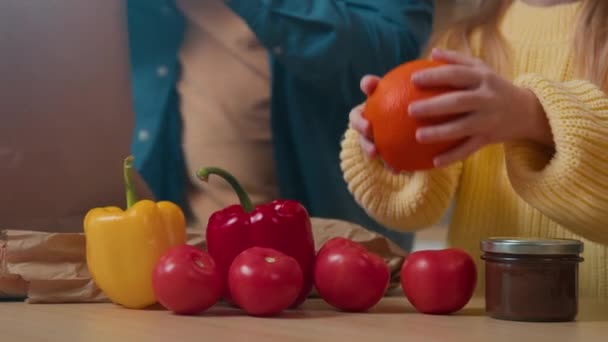 Крупним Планом Сімейний Чоловік Маленька Дівчинка Кухні Вдома Розпаковують Сумку — стокове відео