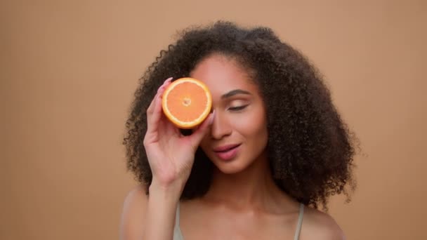 Beauty Portret Afro Amerikaanse Meisje Vrouw Houden Half Oranje Grapefruit — Stockvideo