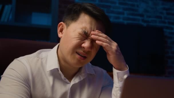 Trött Utmattad Stressad Asiatisk Affärsman Koreansk Chef Sjuk Kinesisk Arbetsgivare — Stockvideo