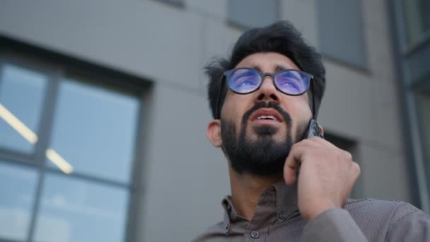 Индийский Мужчина Ответить Звонок Обсудить Бизнес Проект Городе Пределами Офиса — стоковое видео