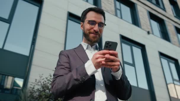 Mosolygó Kaukázusi Üzletember Boldog Elégedett Férfi Munkáltató Férfi Mobiltelefon Sms — Stock videók