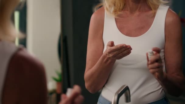 Femme Âgée Dans Salle Bain Appliquer Crème Hydratante Sur Peau — Video
