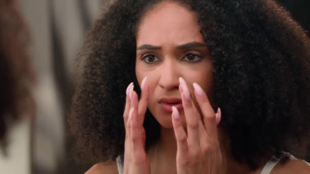 心配した若いアフリカ系アメリカ人女性 鏡面反射 悲しい 悲しみ 不幸な 顔の状態 スキンケア 化粧品 アクネ — ストック動画