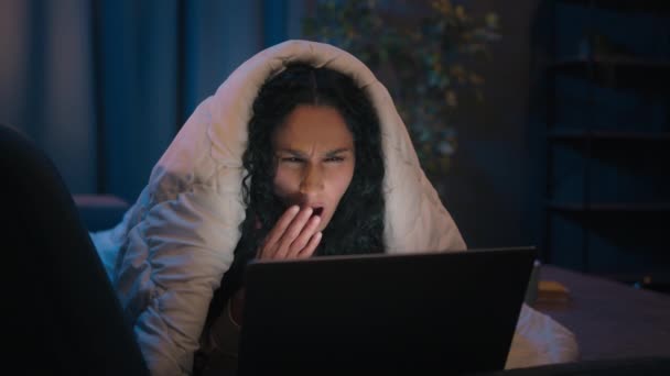 Evdeki Karanlık Odada Yorgun Kız Bilgisayarla Çalışıyor Enerjiden Yoksun Esniyor — Stok video