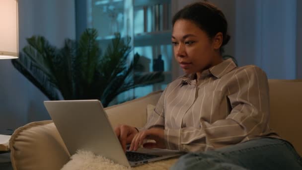 Odaklanmış Afro Amerikalı Kadın Yaşlarda Dizüstü Bilgisayarla Çalışan Rahat Kanepe — Stok video