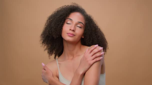 Kvinna Afroamerikansk Kvinna Modell Vacker Flicka Attraktiv Charmig Dam Beige — Stockvideo