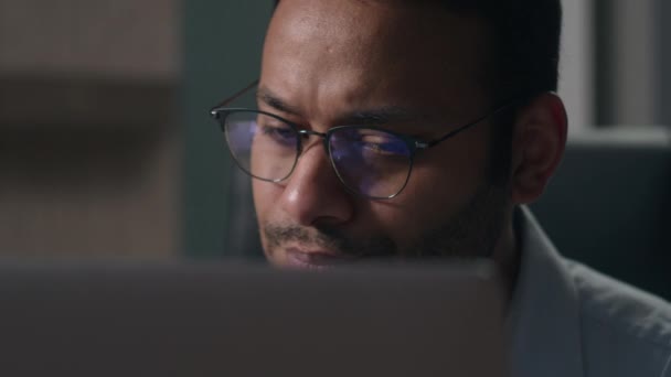 펜시브 사무실 노동자 노트북에서 소식을 미국의 사업가 해결책 데이터 — 비디오