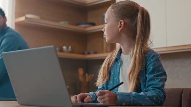 Kaukasische Tochter Schulmädchen Schwierigkeiten Mit Hausaufgaben Online Unterricht Laptop Problem — Stockvideo