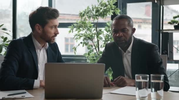 Zwei Multiethnische Geschäftspartner Geschäftsleute Kaukasischen Geschäftsmann Mit Afroamerikanischen Männlichen Client — Stockvideo