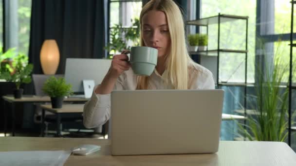 Kaukasiska Affärskvinna Affärskvinna Chef Använda Laptop Check Overwork Dator Vid — Stockvideo
