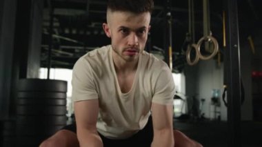 Etkin güçlü kaslı adam, beyaz tenli sporcu vücut geliştirme eğitimi savaş halatları yoğun kardiyo egzersizleri fiziksel dayanıklılık beden geliştirme sporunda spor müsabakaları.